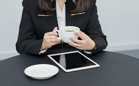 領(lǐng)取營(yíng)業(yè)執(zhí)照后，需帶上營(yíng)業(yè)執(zhí)照原件和法人代表身份證原件到特定單位印刻辦理備案。